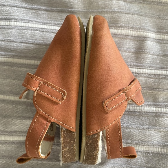 Carter’s 6-9M Tan Clogs - Picture 4 of 6